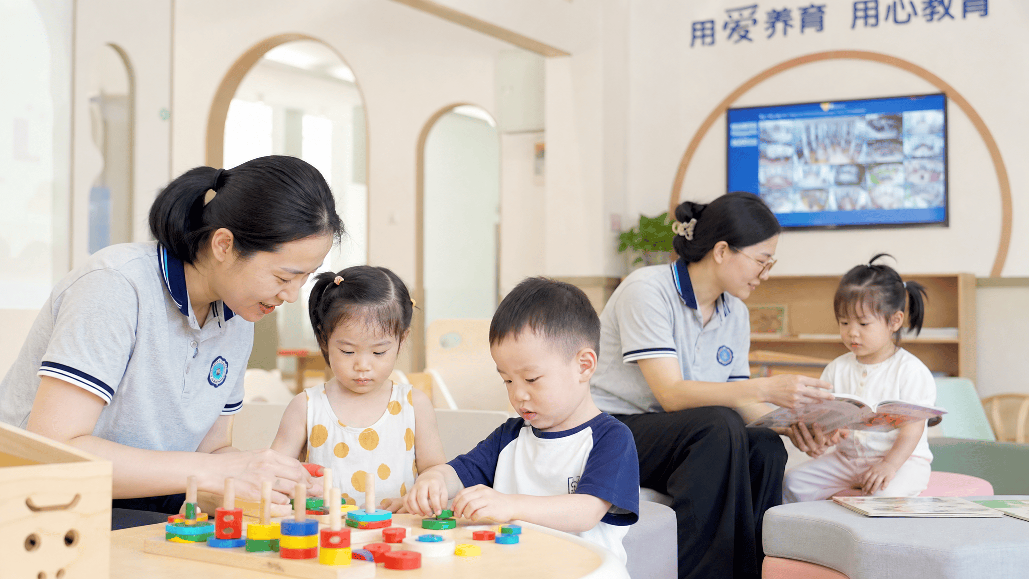 在数字化支撑上，城市级托育监管平台可覆盖机构备案审核、托位动态管理、质量评估、安全管控与补贴发放等环节，实现辖区托育机构「一屏统览、一网统管」，并与政务云及省级托育平台对接；托育综合服务中心的数字化建设则可将示范托育、从业人员培训认证、医育融合与家庭养育支持纳入统一体系，支持公建民营、公建公营等多种运营模式。泉州「幼有所育」正逐步升级为「幼有善育」，其经验可为各地构建具有地方特色的生育友好托育服务体系提供借鉴。